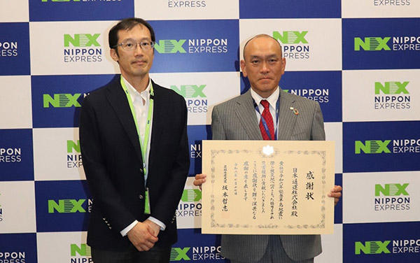 農林水産省 食品製造課長 野添様から感謝状を受け取る加藤取締役常務執行役員（右）